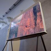 Am testat Samsung The Serif (43LS01T) - Smart TV cu un design deosebit inspirat din fontul cu același nume