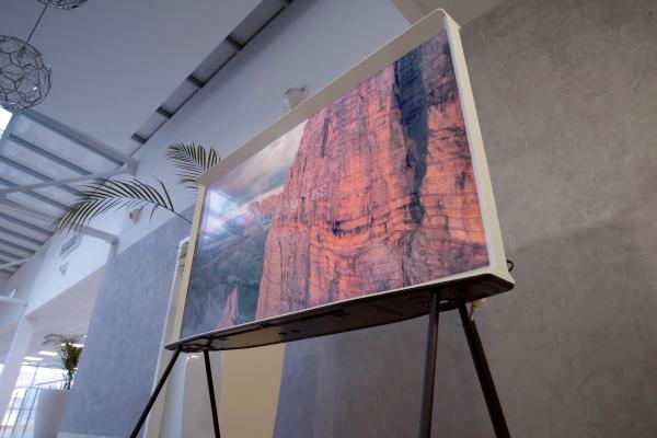 Am testat Samsung The Serif (43LS01T) - Smart TV cu un design deosebit inspirat din fontul cu același nume