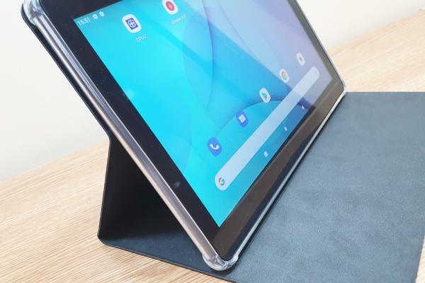 Prezentare Allview Viva H1003 LTE Pro/1: Tabletă 4G pentru Școala Online, cu multe upgrade-uri față de predecesor și husă kickstand la pachet