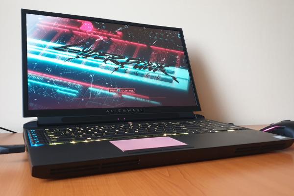 Prezentare Dell Alienware Area 51M R1; Un PC de gaming deghizat în laptop, cu grafică RTX 2080, procesor i9-9900K, două încărcătoare la pachet