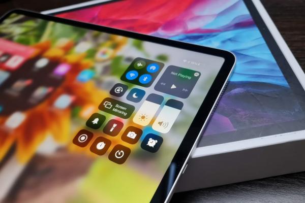 iPad Pro 12.9 inch (2020) Unboxing: tableta ta pentru randare 4K rapidă, cu LiDAR şi talie sub 6 mm (Video)
