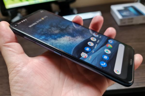 Nokia 8.3 5G: Design masiv, din materiale premium, cu o nuanţă albastră, mistică