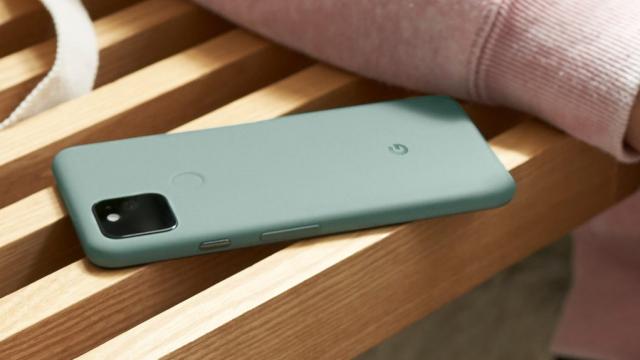<b>Preț și disponibilitate Google Pixel 4a 5G în România</b>Printre smartphone-urile lansate pe piață în luna octombrie a anului 2020 s-a numărat și Google Pixel 4a 5G, telefon care după cum și numele dă de înțeles, este o variantă 5G a modelului vanilla Pixel 4a din vară