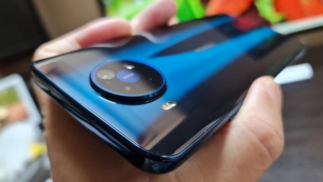 <b>Nokia 8.3 5G: Baterie bună la utilizare continuă, slabă la playback video</b>Nu mă ascund, Nokia ne-a dezamăgit la baterie anul trecut, prin Nokia 6.2 şi 7.2 şi Nokia 9 Pureview nu a fost vreun maratonist. Nokia 8.1 a fost o idee mai OK, dar nu a trecut de "acceptabil". În cazul lui Nokia 8.3 5G utilizăm o baterie de 4500 mAh...