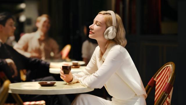 <b>Huawei aduce în România noile căşti FreeBuds Studio şi ochelarii Huawei x Gentle Monster Eyewear II, cu capacităţi audio de top</b>Huawei ne informează astăzi că a adus în România două dispozitive atractive pentru cei care doresc să consume muzică din mers. E vorba despre căştile FreeBuds Studio, dar şi despre ochelarii 