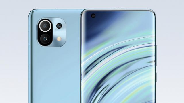 <b>Xiaomi Mi 11 apare într-o presupusă fotografie reală; Îi vedem parţial camera</b>Xiaomi a confirmat deja că Mi 11 va inaugura procesorul Qualcomm Snapdragon 888, iar telefoanele din această gamă au tot scăpat în ultima vreme. Se zvoneşte chiar că ar putea debuta în această lună şi nu în ianuarie 2021, cum ar fi previzibil. Între timp 