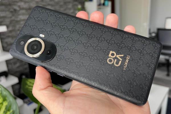 Huawei nova 11 Pro Unboxing: telefon de vlogging şi selfie, cu spate cochet de poşetă Guess
