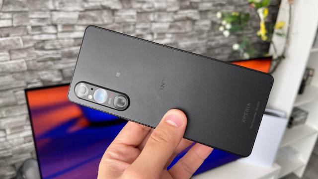 <b>Sony Xperia 1 V Unboxing: în continuare un produs pentru cunoscători, cu extra opţiuni foto/video</b>E iar acea perioadă a anului când ajunge un telefon flagship Sony Xperia la noi şi de această dată am ajuns la generaţia a cincea de Xperia 1. Sony continuă să refuze să adere la trenduri, tot face telefoane înguste şi lungi, fără decupaj pentru 