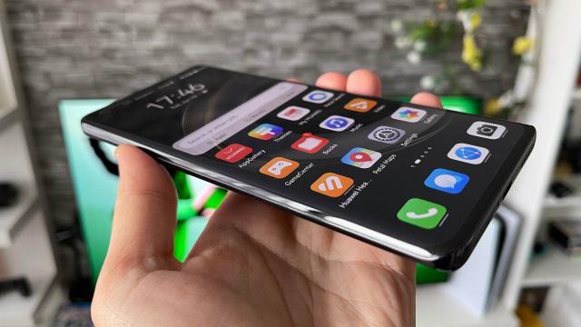 <b>HUAWEI nova 11 Pro: Display de flagship, curbat, OLED 120Hz și cu upgrade la luminozitate + protecție Kunlun Glass</b>HUAWEI nova 11 Pro atrage privirile nu doar prin spatele său în stil Gucci, ci și prin ecranul curbat - elementul care îi evidențiază trăsăturile premium. Totul pare familiar la acest capitol, pentru că și predecesorul ofera un panou identic