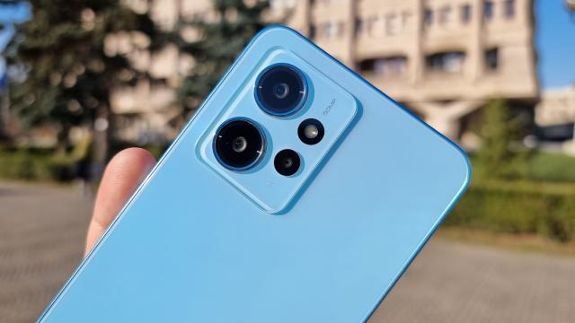 <b>Redmi Note 12 4G: Cameră acceptabilă, poate chiar peste așteptările banilor plătiți, cu rezultate bune în condiții de lumină favorabile</b>Redmi Note 12 4G aș zice că aduce un setup foto tipic pentru un telefon midrange din 2023. Include un senzor principal de 50 MP, cu deschidere F/1.8 și pixeli de 0.64 microni, cu PDAF. I se alătură o cameră ultrawide de 8 MP, cu deschidere F/2.2 și unghi