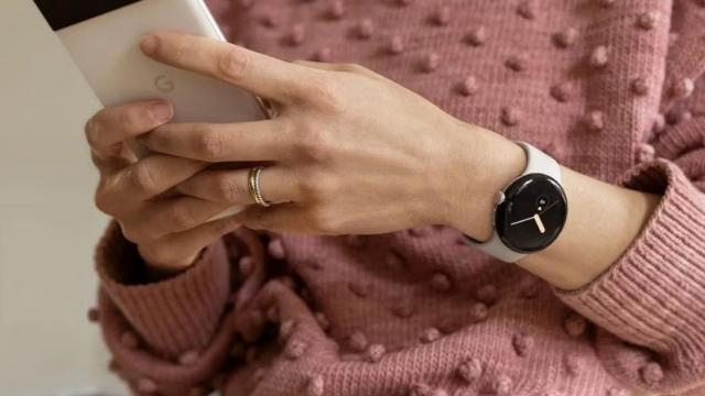 <b>Google Pixel Watch primeşte funcţii care salvează viaţa: de la detecţia căderii la monitorizare SpO2</b>Când a debutat Google Pixel Watch nu a fost prea apreciat de public, mai ales din cauza faptului că era mignon şi nu prea avea autonomie, nici funcţii ieşite din comun. Google fiind Google, a lăsat update-urile să vorbească şi să îi crească