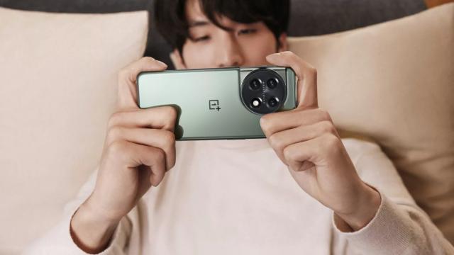 <b>OnePlus 12 are detalii scăpate pe Internet: cameră foto principală nouă, telephoto superioară</b>Teoretic e prea devreme să vedem scăpări pentru OnePlus 12, practic... e a patra oară când vedem aşa ceva. Telefonul e aşteptat la început de an 2024, dar am putea vedea un debut prematur în China, imediat cum se anunţă procesorul
