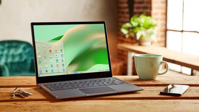 <b>Google Pixel 8 ar putea primi un mod desktop în stil Samsung DeX, pentru extra-productivitate pe TV-uri / monitoare externe</b>Google urmează să anunțe seria de flagship-uri Pixel 8 în toamna acestui an. De obicei compania oferea un mic teaser cu privire la aceste terminale în cadrul Google I/O, dar acest lucru nu s-a întâmplat în acest an. În schimb, a debutat primul pliabil