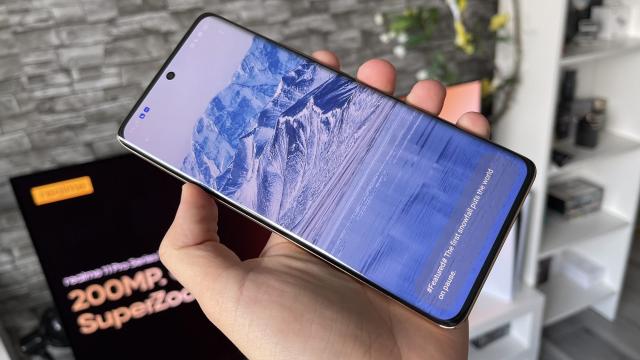 <b>realme 11 Pro+: Un ecran premium, mai luminos decât unele flagship-uri și pe deasupra și curbat</b>realme 11 Pro+ se livrează cu un ecran curbat tare arătos, o dotare care până acum câțiva ani era rezervată doar flagship-urilor și care acum ajunge din ce în ce mai des pe asemenea modele mid-range. Pare că avem o schimbare de situație