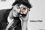 028_galaxy_z_flip5_lifestyle_visual_male_1_2p_rgb_230609_HI.jpg