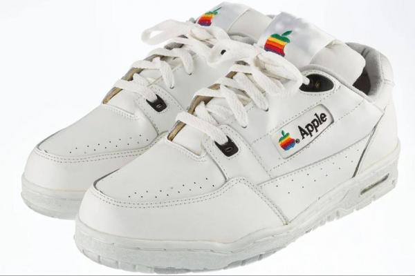 Ştiaţi că: Apple a produs şi haine; Adidaşii Apple costă 50.000 de dolari