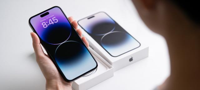 Apple pregătește o surpriză: intenționează să implementeze un ecran OLED fără ramă în viitoarele iPhone-uri, cu sprijinul Samsung și LG
