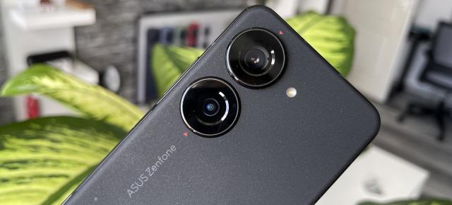 ASUS Zenfone 10: Camera pusă în evidență de gimbal, nuanțe de roșu, albastru și texturi