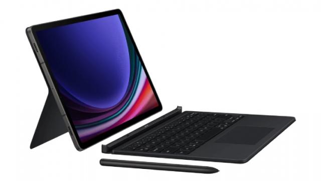<b>Gigantica tabletă Samsung Galaxy Tab S9 Ultra are lista de dotări confirmată; Apare în fotografii noi, detaliate, alături de o husă cu tastatură</b>Probabil cea mai așteptată serie de tablete cu Android este Galaxy Tab S9 de la Samsung. Varianta de top, modelul Ultra, urmează să adopte un panou uriaș, de 14.6 inch în diagonală. Câteva detalii cu privire la acest nou lineup au ajuns deja pe web