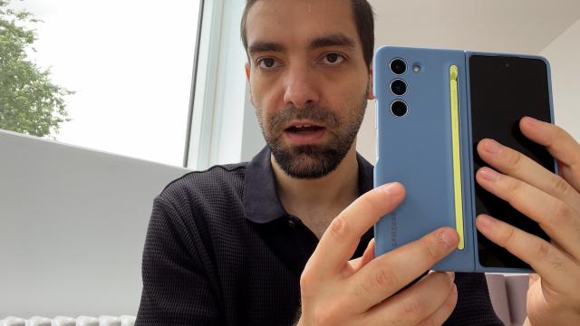 <b>Samsung Galaxy Z Fold 5 primele impresii: adio gol inestetic, Hello "Snapdragon 8 Gen 2 for Galaxy"</b>Samsung Galaxy Z Fold 5 vine în 2023 ca urmaş pentru Galaxy Z Fold 4 şi la drept vorbind are 90% din dotările sale. Acelaşi ecran, RAM, baterie, difuzoare, camere. Practic se schimbă doar designul şi procesorul. Plus câteva funcţii software noi