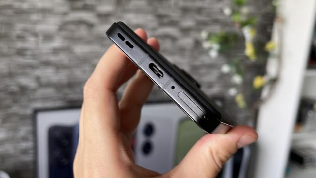 <b>ASUS Zenfone 10: Acustica e peste Zenfone 9 şi asta e tot ce contează</b>ASUS Zenfone 10 o fi el mic, dar nu sacrifica difuzoarele stereo. Avem unul jos şi celălalt este earpiece-ul, orientat în sus. Avem parte şi de jack audio, dar şi de tehnologie Dirac, pentru o acustică de top. ASUS nu se zgârceşte nici la egalizare