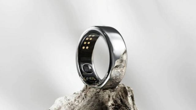 <b>Samsung va începe producţia inelului Galaxy Ring luna viitoare; Când se lansează?</b>Cu puţin înainte de evenimentul Samsung Unpacked de pe 26 iulie se zvonea că încă un produs misterios va sosi la acea dată. Ar fi fost momentul de "One More Thing" al companiei şi zvonacii oscilau între un inel inteligent cu funcţii legate de sănătate