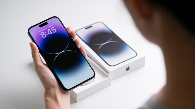 <b>Apple pregătește o surpriză: intenționează să implementeze un ecran OLED fără ramă în viitoarele iPhone-uri, cu sprijinul Samsung și LG</b>Apple plănuiește o modificare semnificativă pentru viitoarele sale modele de iPhone: introducerea unui ecran OLED fără ramă. Pentru a atinge acest scop, compania intenționează să se bazeze pe expertiza Samsung Display și LG Display, conform sursei de știr