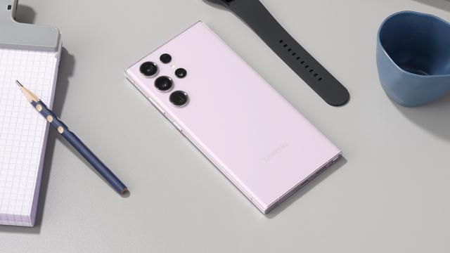 <b>Turul Magazinelor #1310: Galaxy S23 Ultra sub 5000 lei, piscine şi pistoale cu apă, Zenfone 10 la preţ bun</b>Ultima zi din iulie vă aduce un Tur al Magazinelor cu mai multe telefoane decât de obicei. Suntem la episodul #1310 şi avem şi obiecte ideale pentru distracţie cu apă, precum mini piscine, pistoale cu apă şi altele de genul. Am inclus aici un Galaxy S23