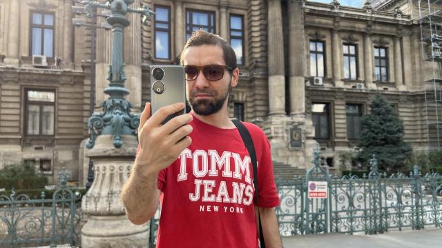<b>Bucureştiul prin lentila lui Honor 90: Depeche Mode în concert, Calea Victoriei, Ouă Benedict la Coolinart</b>Suntem oficial în perioada concediilor şi dacă programul e mai relaxat, avem timp şi de concerte şi de plimbări pe Calea Victoriei şi pe la restaurante. Aştept concertul Depeche Mode de prea multă vreme şi pe 26 iulie Dave Gahan au ajuns la noi