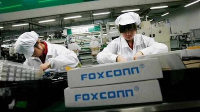 <b>Foxconn achiziționează o fabrică Microsoft din Vietnam pentru suma de 22 milioane dolari</b>Aflăm astăzi că grupul taiwanez Foxconn tocmai ce a anunțat achiziția unei fabrici Microsoft Mobile din Vietnam - unitate cumpărată prin intermediul unei filiale numită Chief Expertise. Suma de plată a fost de 22 milioane de dolari, iar aici vor fi dezvol