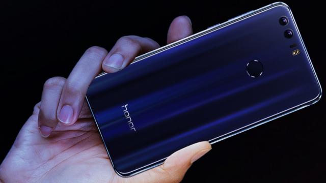 <b>Huawei Honor 8 este anunțat în China; vine cu senzor foto dual și cu 4 GB RAM</b>Pe piața din China a fost anunțat astăzi și smartphone-ul Huawei Honor 8, terminal cu cameră foto duală și Android 6.0 Marshmallow la pachet. Întâlnim un design ceva mai diferit comparativ cu modelul de tip phablet numit Honor V8, dar și o serie de 