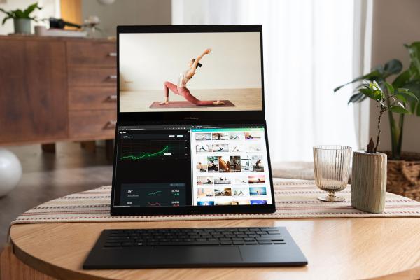 Zenbook DUO (UX8406) ajunge în România; laptop cu două ecrane OLED și hardware actualizat