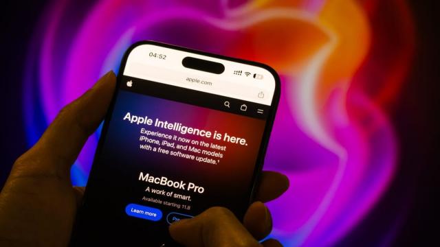 <b>Apple Intelligence va primi suport pentru mai multe limbi în aprilie; Spoiler: româna nu se regăsește în listă</b>Apple își extinde treptat suita de funcții AI, iar în aprilie aceasta va deveni disponibilă în mai multe limbi și regiuni. Deși lansarea a fost inițial limitată la câteva piețe, compania accelerează acum procesul de extindere internațională.