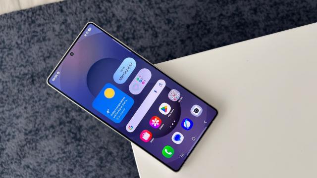 <b>Samsung Galaxy S25 Ultra: Display peste S24 Ultra, la două capitole</b>Samsung Galaxy S25 Ultra creşte diagonala de la 6.8 inch la 6.9 inch. Are un panou Dynamic AMOLED LTPO 2X, cu refresh rate de 120 Hz, suport HDR10+, până la 2600 de nits de luminozitate. Are rezoluţie de 3120 x 1440 pixeli 