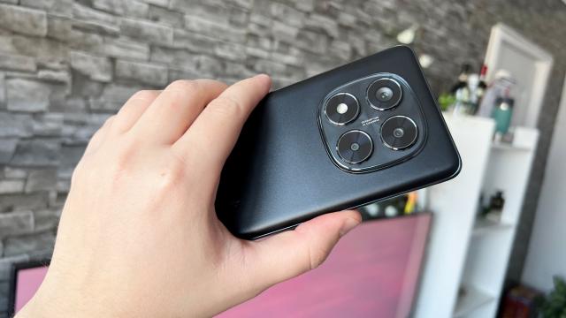 <b>Redmi Note 14 Pro 5G review detaliat în limba română (Evaluare Mobilissimo)</b>Xiaomi a ales Praga pentru a lansa cele 5 telefoane din seria Redmi Note 14 în Europa, după ce alesese Bucureştiul pentru seria Redmi Note 13. Cu Redmi Note 14 Pro 5G am fost la casa lui Kafka, la berării cu bere cu multă spumă