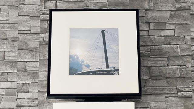 <b>În pană de idei pentru cadoul de Valentine's Day? Samsung Music Frame este boxa tablou pe care o poți personaliza pentru persoana iubită</b>În mijlocul verii 2024 pe masa mea de teste sosea boxa-tablou Samsung Music Frame LS06D, un dispozitiv ieșit din tipar prin prisma soluțiilor pe care le înlocuia. Este genul de produs de nișă pe care îl caută cei ce țin mult la decorul 