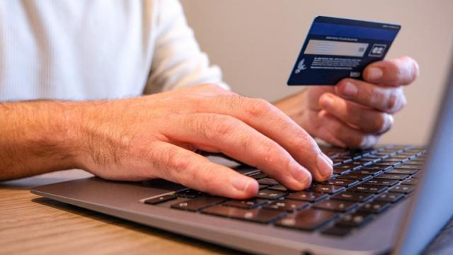 <b>Fraudele online în 2024: Cât a pierdut, în medie, un român și care sunt cele mai frecvente scheme</b>Fraudele online continuă să fie o problemă majoră la nivel global, iar 2024 nu a făcut excepție. Conform unui raport al Global Anti Scam Alliance (GASA), pierderile cauzate de înșelătoriile pe internet au depășit 1,03 trilioane de dolari la nivel mondial