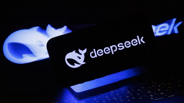 <b>DeepSeek AI pe iPhone ridică probleme de securitate; De ce ar trebui să ștergi aplicația?</b>Aplicația DeepSeek AI, bazată pe modelul lingvistic DeepSeek-R1 din China, a devenit recent extrem de populară, ajungând pe primul loc în App Store, depășind inclusiv ChatGPT. Cu toate acestea, firma de securitate NowSecure a descoperit vulnerabilități gr