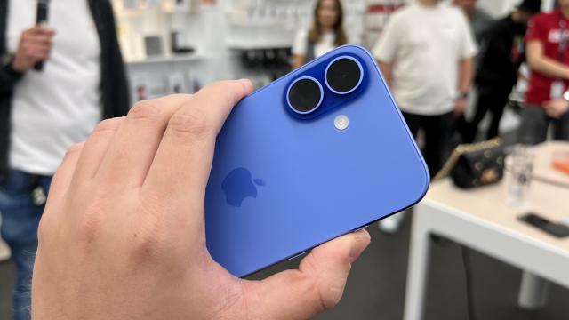 <b>iPhone 16 a fost cel mai bine vândut telefon din lume în 2024; Cine e pe locul 2?</b>A venit şi acea perioadă a anului când privim în urmă şi vedem care au fost cele mai bine vândute telefoane din anul anterior. E vorba despre anul 2024 aici, iar firma de studii de piaţă Kantar este sursa. Se pare că iPhone 16 a fost best seller absolut