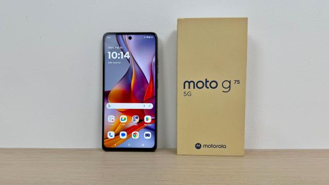 <b>Motorola moto g75 5G: Display mediu, LCD în primul rând</b>moto g75 integrează un ecran de 6.78 inch, un IPS LCD, cu rezoluţie de 2388 x 1080 pixeli. Are refresh rate de 120 Hz şi până la 1000 de nits de luminozitate. Vine cu muchii cu grosime medie, pentru un raport ecran-corp de 86.8