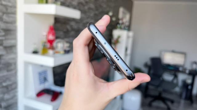 <b>Redmi Note 14 Pro 5G: Conectivitate cu surpriză plăcută la 5G</b>Redmi Note 14 Pro 5G are suport 5G, doar e în numele produsului şi vine cu două sloturi nano SIM. Are şi suport Wi-Fi 6, Bluetooth 54, cu A2DP şi LE, dar şi GPS, Galileo, Glonass, QZSS şi BDS pentru poziţionare globală. NFC ne ajută la 
