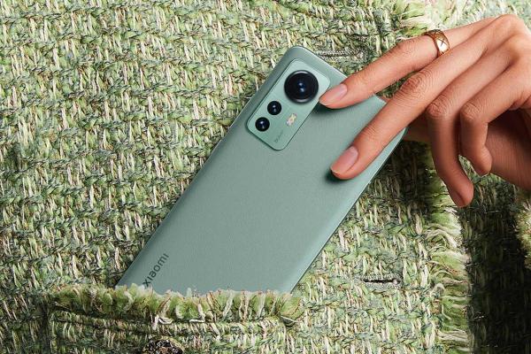 Xiaomi 12 devine oficial! Flagship compact, cu design arătos, CPU Snapdragon 8 Gen 1 și cameră triplă în spate
