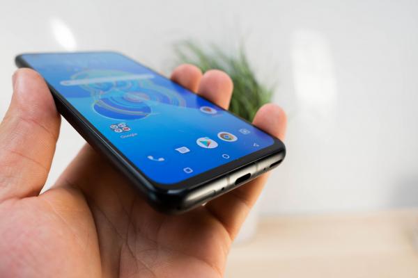 ASUS dă startul actualizării la Android 12 pentru smartphone-urile Zenfone 8 și Zenfone 8 Flip