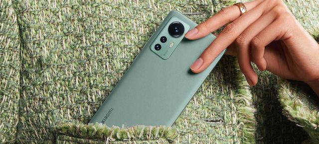 Xiaomi 12 devine oficial! Flagship compact, cu design arătos, CPU Snapdragon 8 Gen 1 și cameră triplă în spate