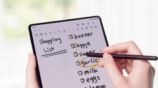 <b>Xiaomi a brevetat un smartphone pliabil cu suport pentru stylus; Să fie oare succesorul lui Xiaomi Mix Fold?</b>La sfârșitul lunii martie din acest an, Xiaomi lansa primul său smartphone pliabil sub forma modelului Mi Mix Fold. Ne apropiem cu pași repezi spre un succesor pentru acesta, după cum aflam chiar la începutul acestei luni. Azi a ieșit la iveală și un