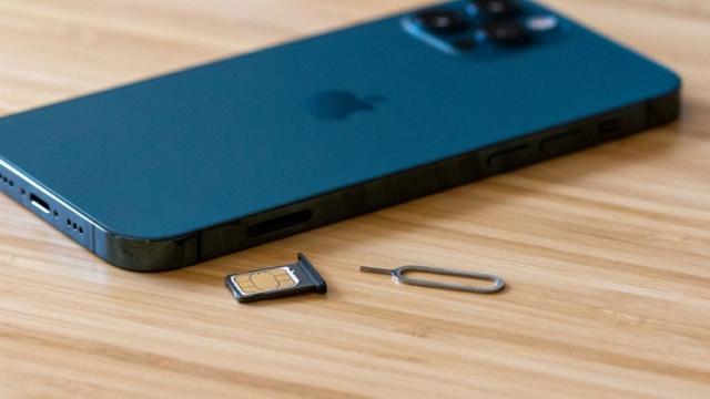 <b>Următoarea mare revoluție Apple ar putea fi renunțarea la slotul fizic SIM; iPhone 14 va avea doar suport eSIM?</b>O veste care s-a propagat în online în ultimele ore are de-a face cu Apple și planurile pe care le-ar avea în vedere pentru anul 2022. Așa cum spune și titlul postării de față, următoarea mare revoluție Apple ar putea fi renunțarea 