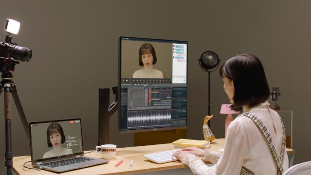 <b>LG va prezenta în cadrul CES 2022 noile monitoare UltraFine și DualUp, alături de primul laptop de gaming UltraGear 17G90Q</b>LG și-a anunțat în acest an ieșirea de pe segmentul smartphone, dar compania a intrat odată cu debutul modelului LG UltraGear 17G90Q pe segmentul notebook-urilor de gaming. Acesta a fost prezentat înainte de startul CES 2022, însă în cadrul marelui târg