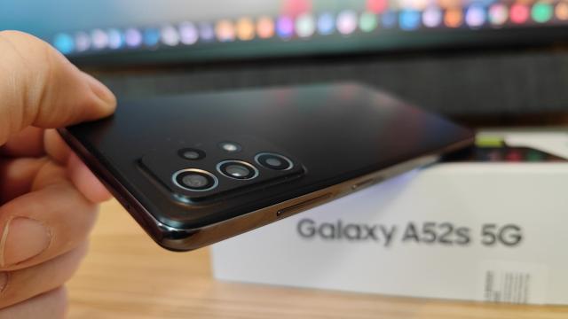 <b>Samsung Galaxy A52s 5G Unboxing: best seller-ul de Black Friday 2021 este aici!</b>Samsung a avut un prim hit midrange în 2021 sub forma lui Galaxy A52 5G, iar în a doua parte a anului a simţit nevoia să pluseze cu un Samsung Galaxy A52s 5G. Este un upgrade mic, incremental faţă de A52 5G, dar a fost mega hit 