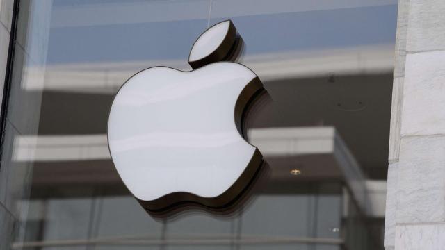 <b>Apple devine prima companie din lume cu o valoare de piată de 3 trilioane de dolari</b>Apple devenea în 2018 prima companie din lume estimată la un trilion de dolari, iar în 2020 atingea chiar cota de 2 trilioane de dolari. Iată că la un an și jumătate distanță, compania din Cupertino ajunge la un nou prag istoric, fiind cotată
