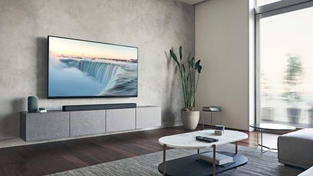 <b>CES 2022: Sony aduce un update firmware important pentru soundbarul HT-A7000 și lansează boxele wireless SA-RS5, compatibile 360 Spatial Sould</b>Sony a anunțat recent un update de firmware pentru soundbarul său premium din portofolou HT-A7000. Acesta primește acum funcționalitatea cunoscutăsub numele de 360 Spatial Sound Mapping, implementată pentru prima dată pe sistemul home theatre HT-A9